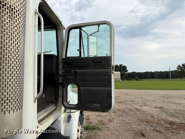 image for item FN2526 2000 International 9100 semi truck