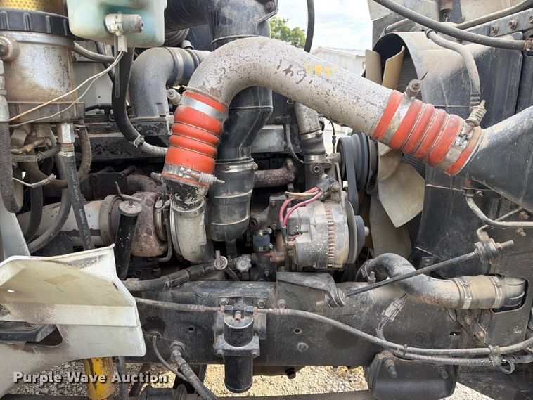 image for item FN2526 2000 International 9100 semi truck