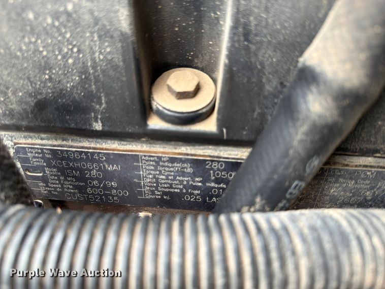 image for item FN2526 2000 International 9100 semi truck