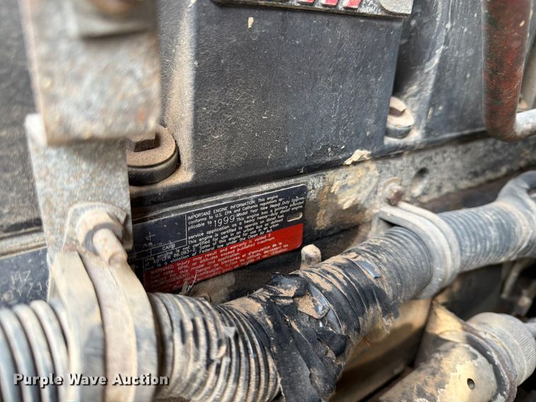 image for item FN2526 2000 International 9100 semi truck