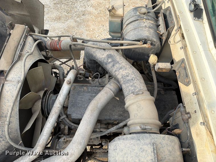 image for item FN2526 2000 International 9100 semi truck