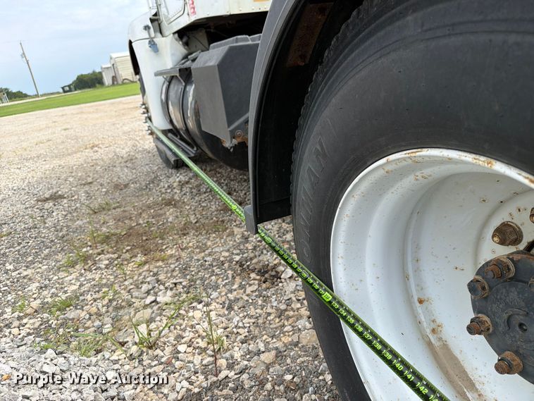 image for item FN2526 2000 International 9100 semi truck