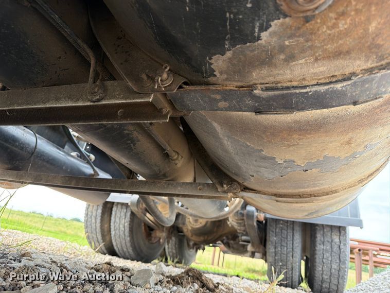 image for item FN2526 2000 International 9100 semi truck
