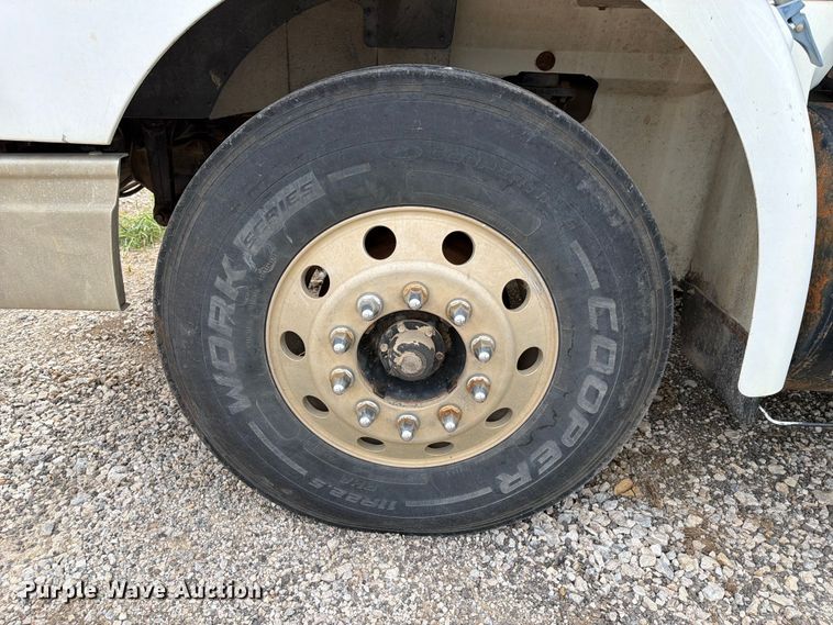 image for item FN2526 2000 International 9100 semi truck