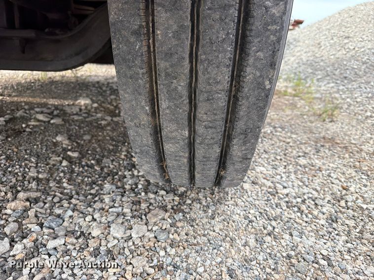 image for item FN2526 2000 International 9100 semi truck