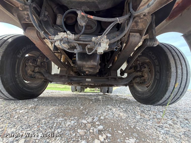 image for item FN2526 2000 International 9100 semi truck