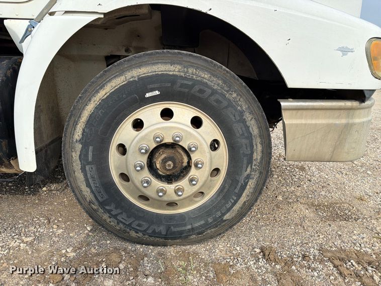 image for item FN2526 2000 International 9100 semi truck