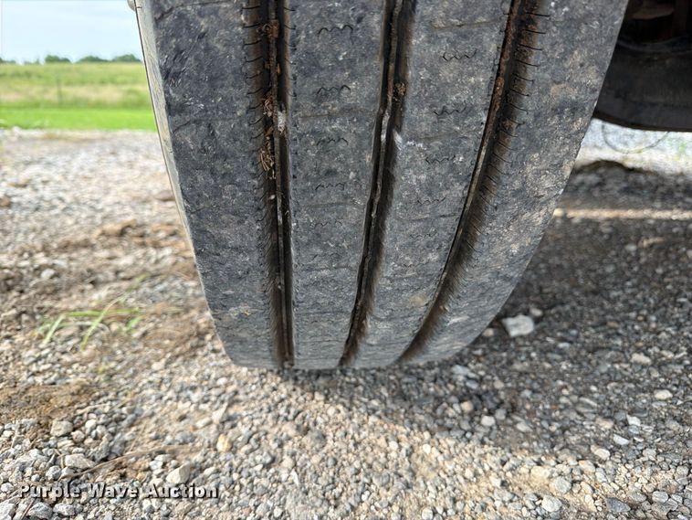 image for item FN2526 2000 International 9100 semi truck