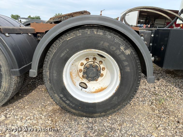 image for item FN2526 2000 International 9100 semi truck