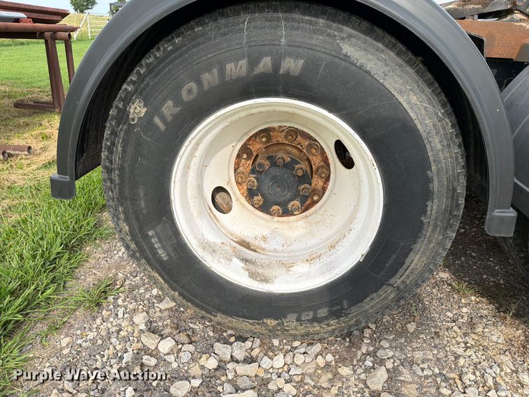 image for item FN2526 2000 International 9100 semi truck