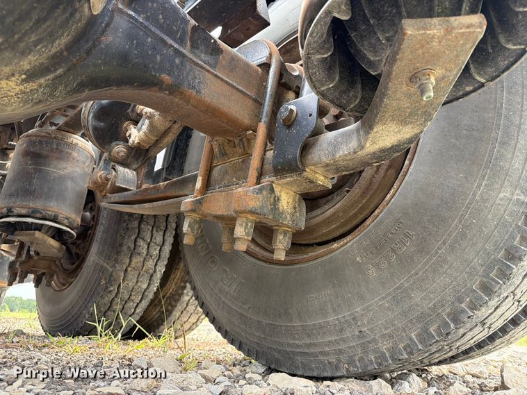 image for item FN2526 2000 International 9100 semi truck