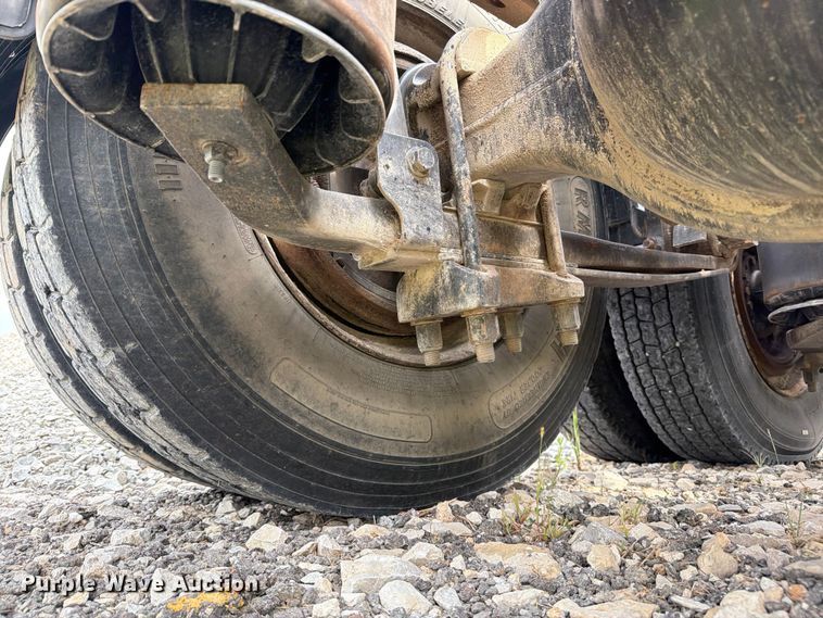 image for item FN2526 2000 International 9100 semi truck