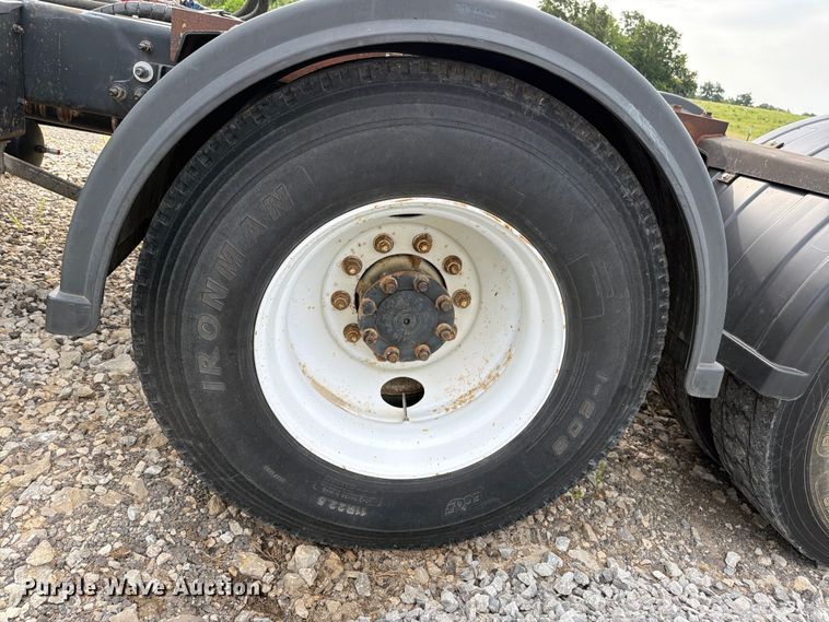 image for item FN2526 2000 International 9100 semi truck