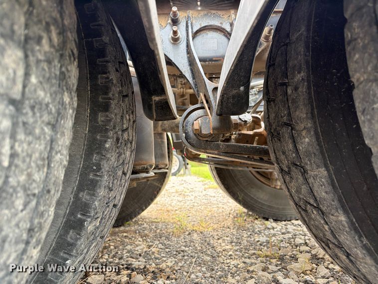 image for item FN2526 2000 International 9100 semi truck