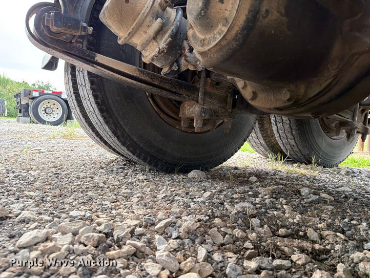 image for item FN2526 2000 International 9100 semi truck