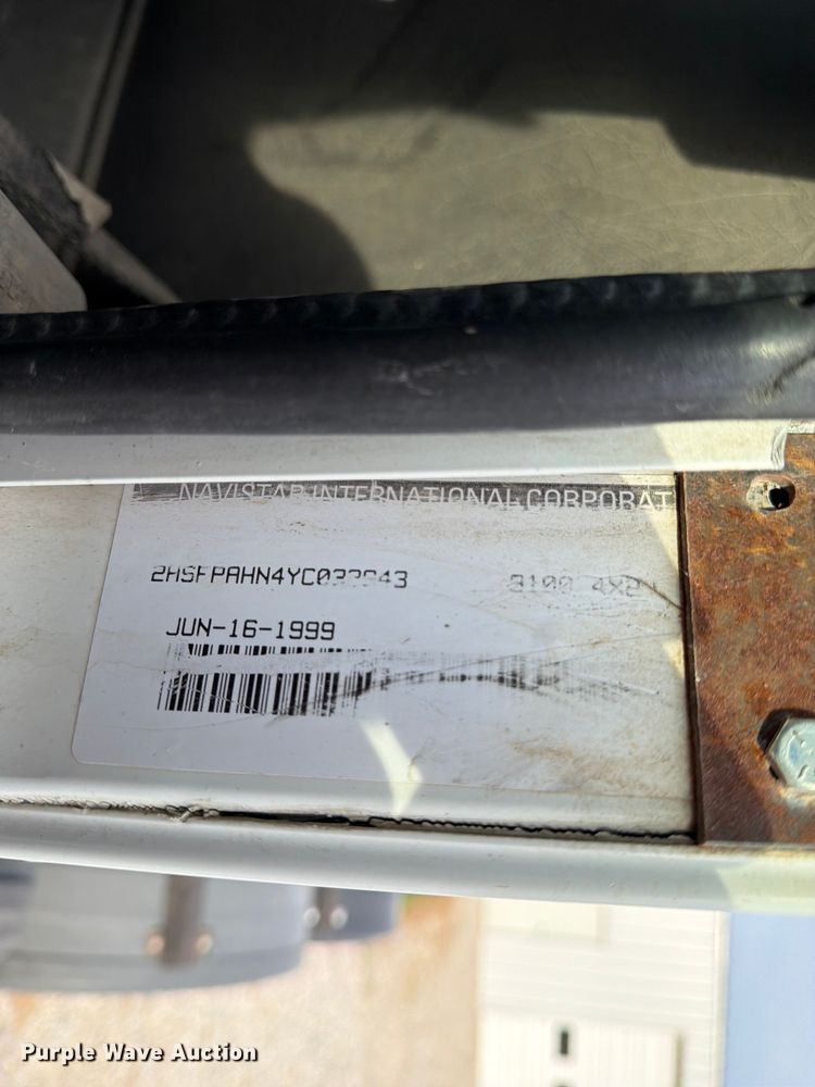 image for item FN2526 2000 International 9100 semi truck