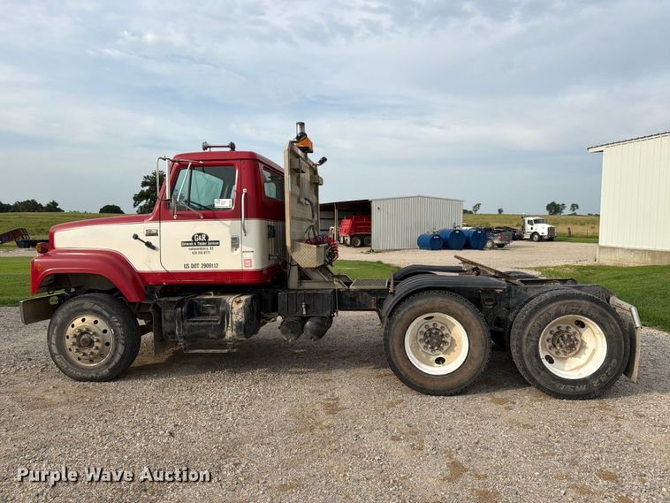 image for item FN2527 1988 Navistar F-2575 semi truck