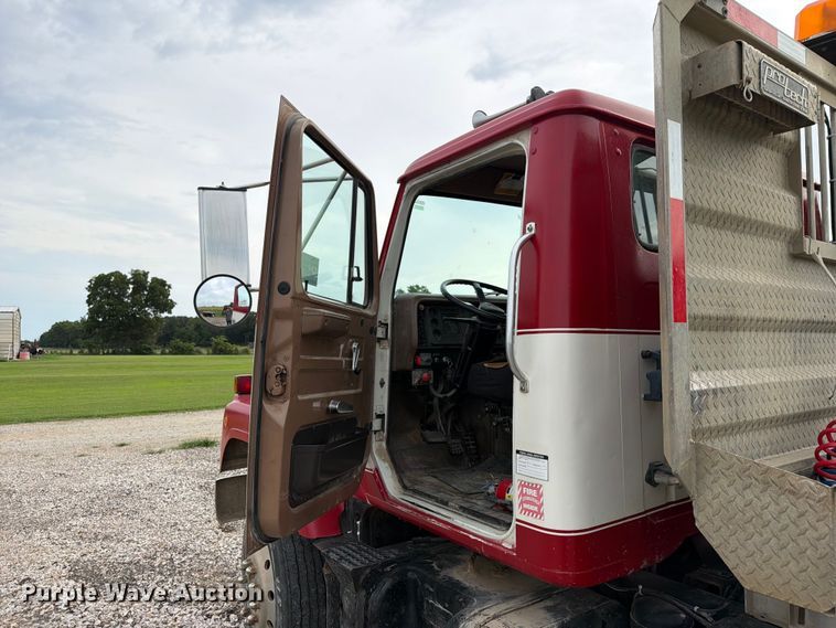 image for item FN2527 1988 Navistar F-2575 semi truck