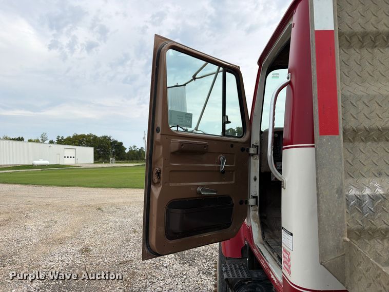 image for item FN2527 1988 Navistar F-2575 semi truck