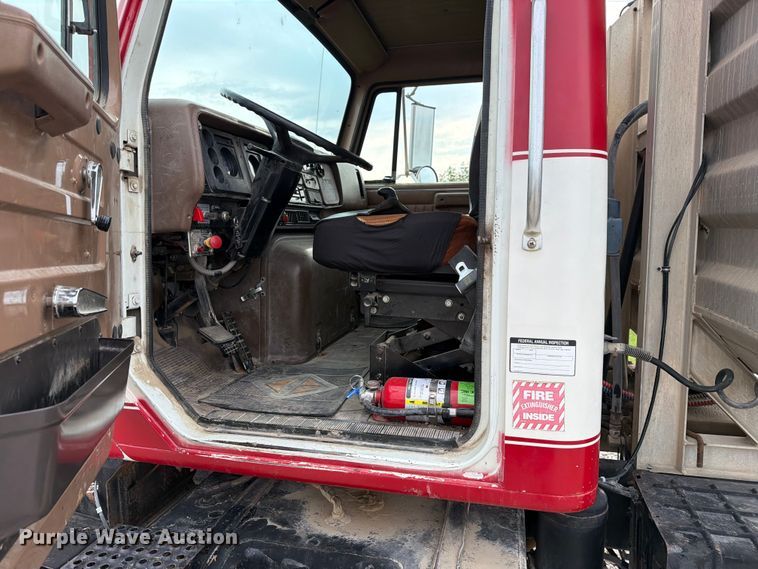 image for item FN2527 1988 Navistar F-2575 semi truck