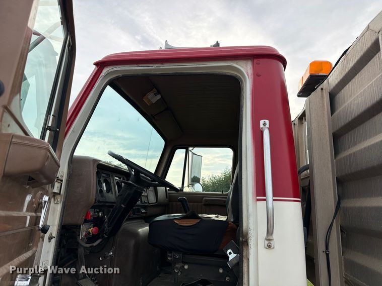 image for item FN2527 1988 Navistar F-2575 semi truck