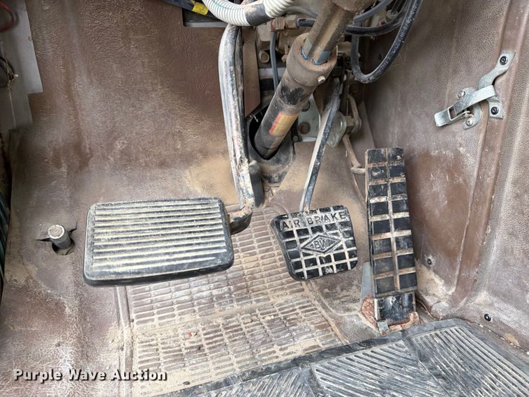 image for item FN2527 1988 Navistar F-2575 semi truck