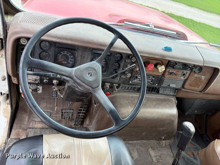 image for item FN2527 1988 Navistar F-2575 semi truck