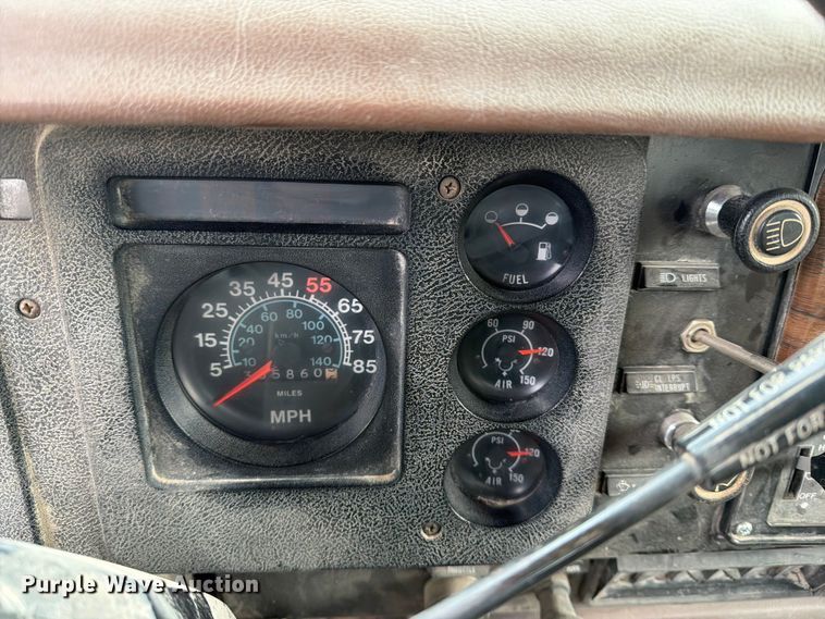image for item FN2527 1988 Navistar F-2575 semi truck
