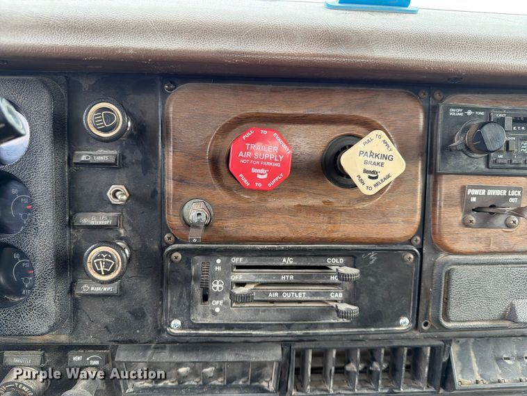 image for item FN2527 1988 Navistar F-2575 semi truck
