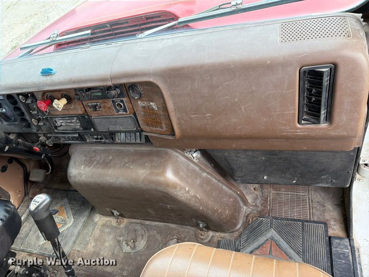 image for item FN2527 1988 Navistar F-2575 semi truck