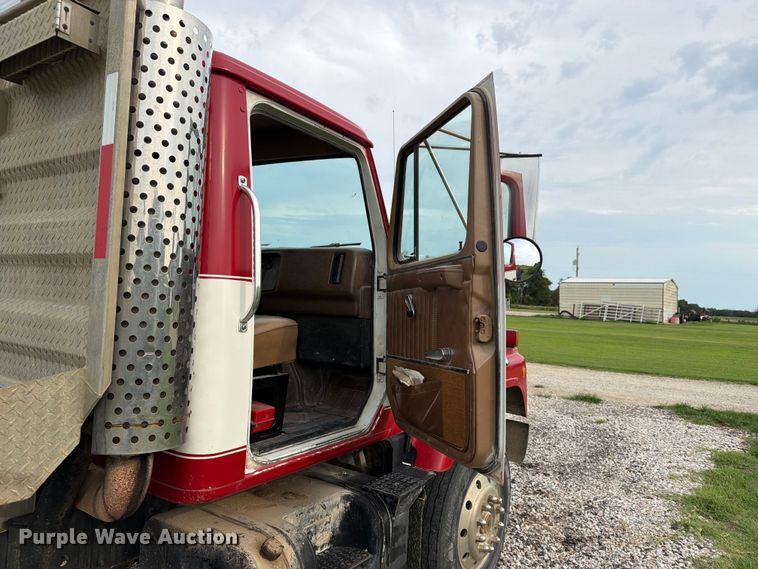 image for item FN2527 1988 Navistar F-2575 semi truck