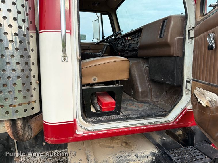 image for item FN2527 1988 Navistar F-2575 semi truck