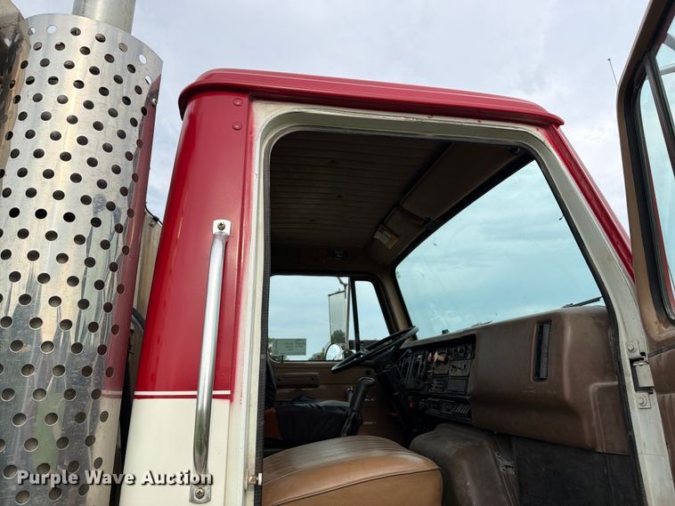 image for item FN2527 1988 Navistar F-2575 semi truck