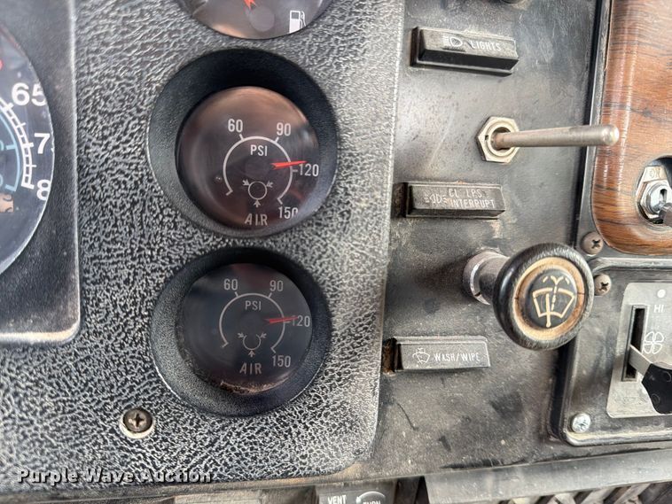 image for item FN2527 1988 Navistar F-2575 semi truck