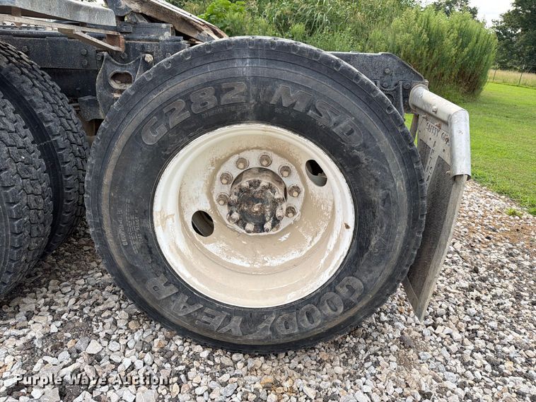 image for item FN2527 1988 Navistar F-2575 semi truck