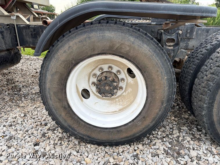 image for item FN2527 1988 Navistar F-2575 semi truck