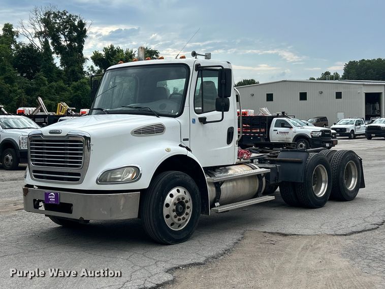 2005 Freightliner M2 Business Class semi truck