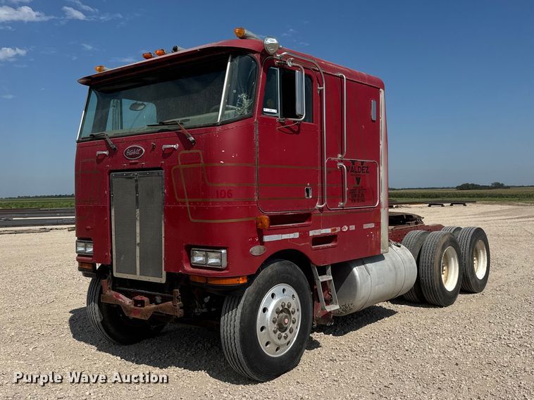 1985 Peterbilt 362 semi truck