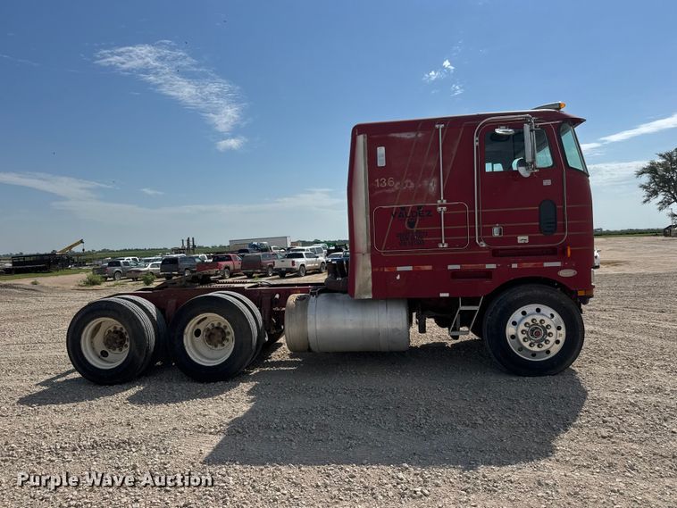 image for item NJ9261 1985 Peterbilt 362 semi truck
