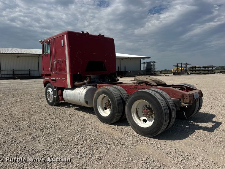image for item NJ9261 1985 Peterbilt 362 semi truck