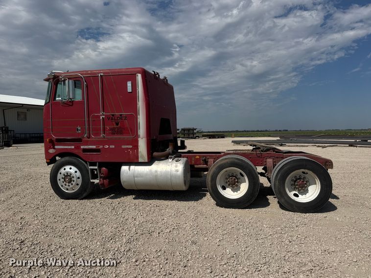 image for item NJ9261 1985 Peterbilt 362 semi truck
