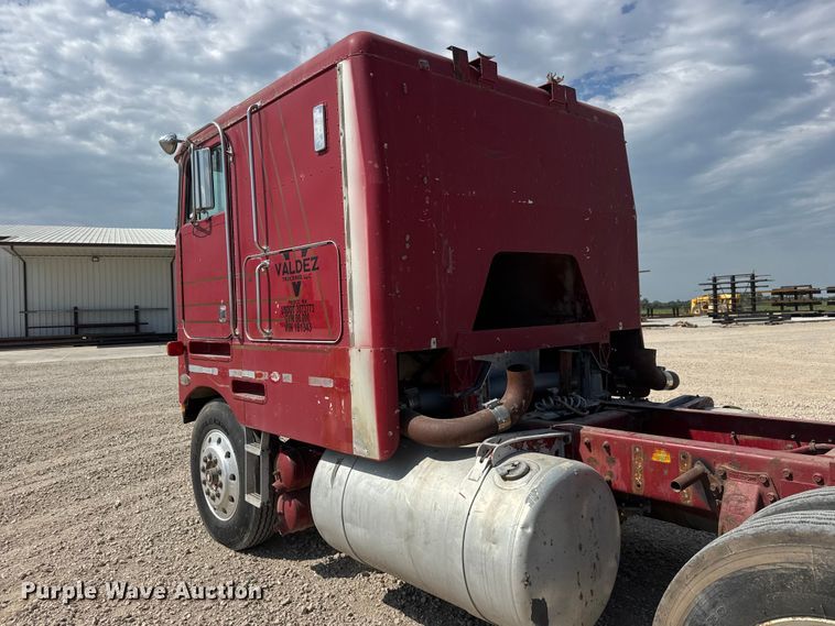 image for item NJ9261 1985 Peterbilt 362 semi truck