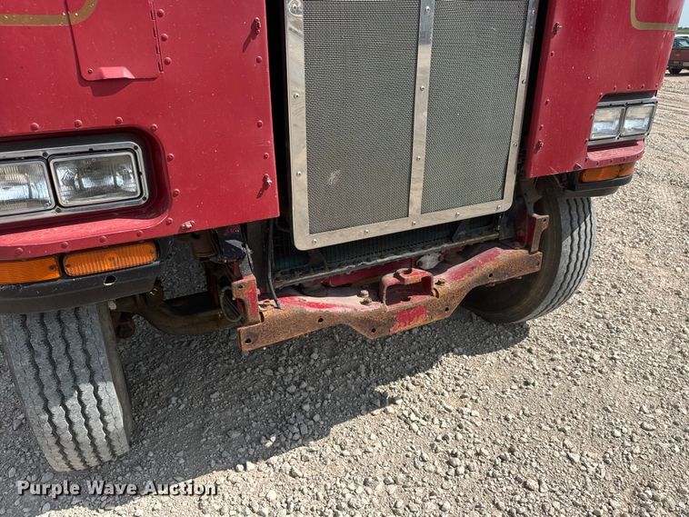 image for item NJ9261 1985 Peterbilt 362 semi truck