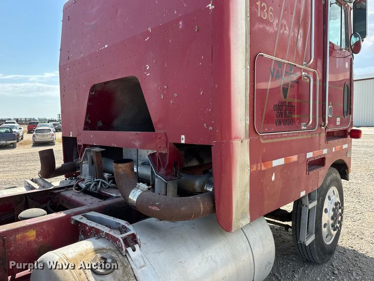 image for item NJ9261 1985 Peterbilt 362 semi truck