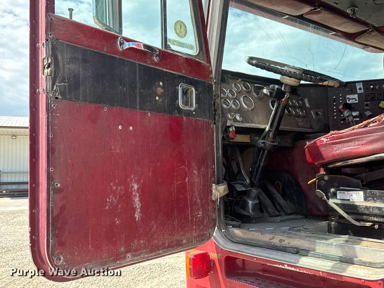 image for item NJ9261 1985 Peterbilt 362 semi truck