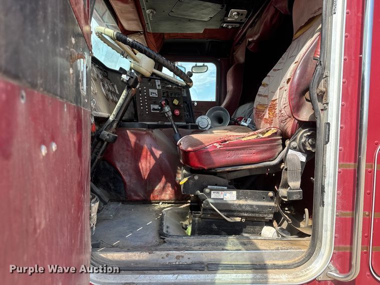 image for item NJ9261 1985 Peterbilt 362 semi truck