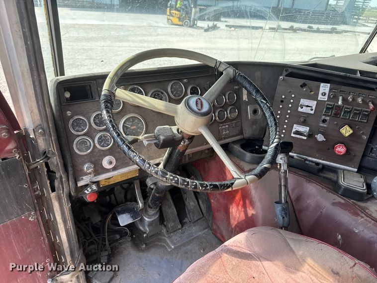 image for item NJ9261 1985 Peterbilt 362 semi truck