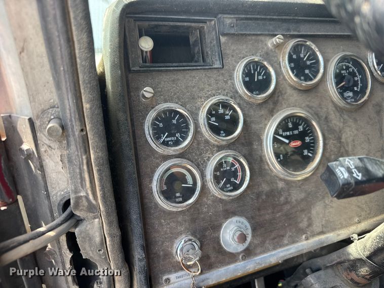 image for item NJ9261 1985 Peterbilt 362 semi truck