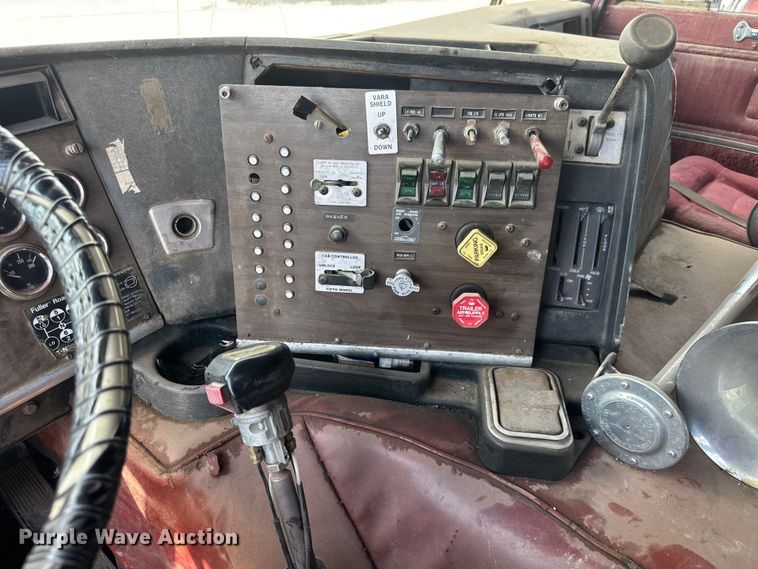 image for item NJ9261 1985 Peterbilt 362 semi truck