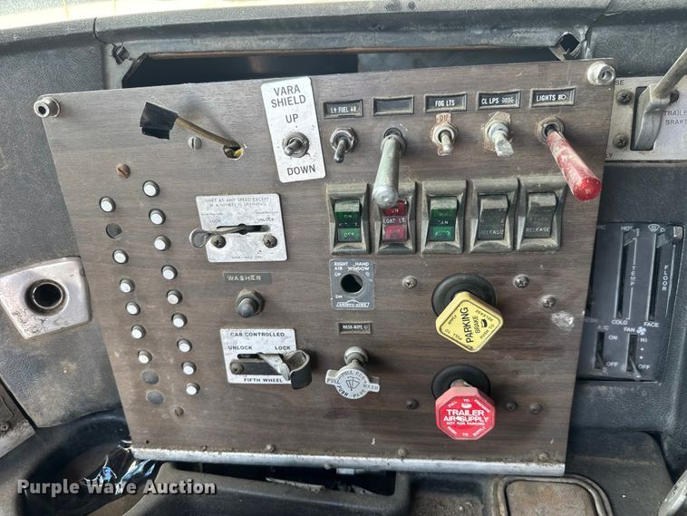 image for item NJ9261 1985 Peterbilt 362 semi truck